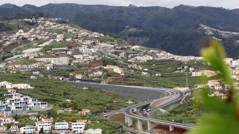 Imagem de Dois trabalhadores com ferimentos graves após despiste em túnel na Madeira