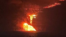 Imagem de Vento dissipa coluna de gases provocada pela chegada da lava ao mar