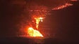 Imagem de Vento dissipa coluna de gases provocada pela chegada da lava ao mar