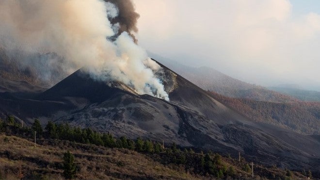 Vulcão de La Palma abre novo foco emissor