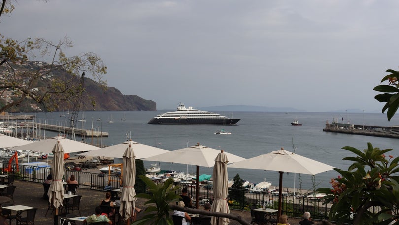 Imagem de «Scenic Eclipse» no Porto do Funchal, depois da manhã, no Porto Santo