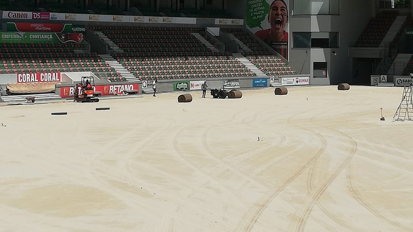 Imagem de Relvado já está a ser colocado no Estádio dos Barreiros