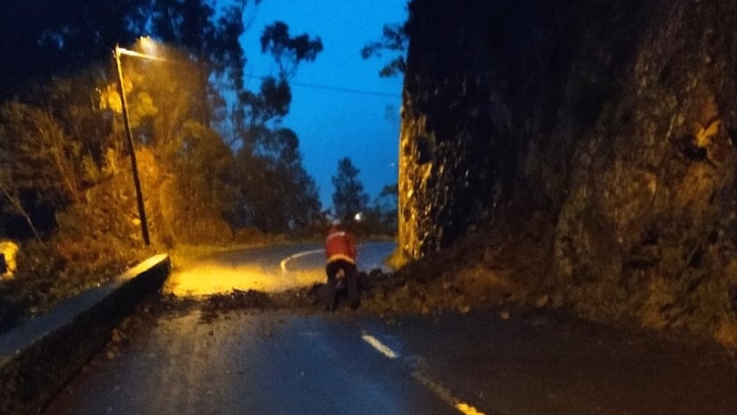 Derrocada na estrada que liga a Portela ao Santo da Serra