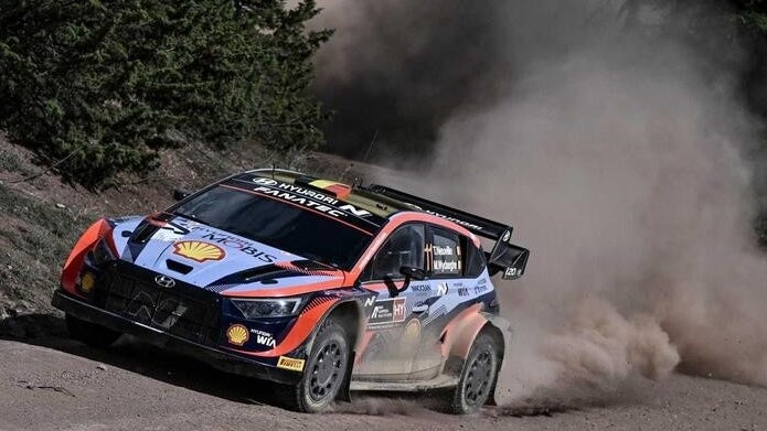 Neuville beneficia da desistência de Loeb e lidera Rali da Acrópole