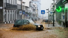 Imagem de Açores com casas e vias inundadas na ilha Terceira