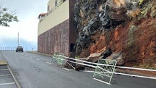 Imagem de Queda de pedras de grande porte condiciona faixa de rodagem na estrada do Garajau