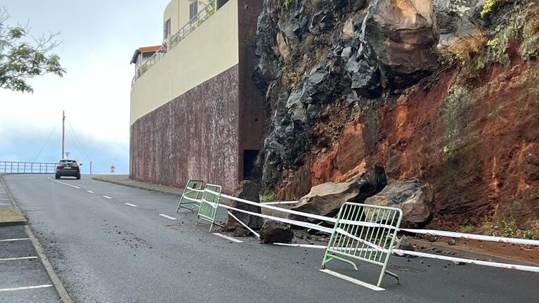 Imagem de Queda de pedras de grande porte condiciona faixa de rodagem na estrada do Garajau