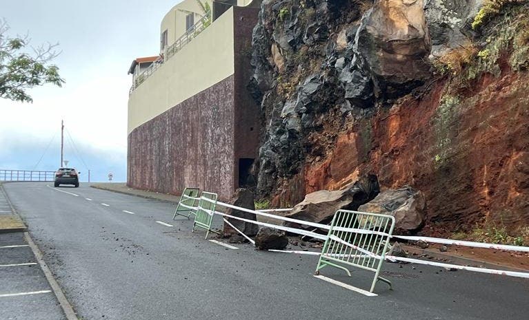 Queda de pedras de grande porte condiciona faixa de rodagem na estrada do Garajau