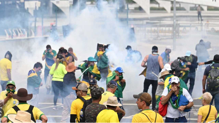 Imagem de Invasão causa o caos no Congresso  do Brasil