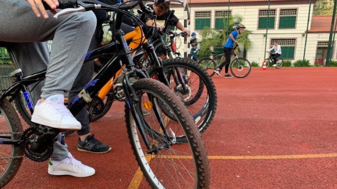 Imagem de 103 alunos em ação sobre mobilidade sustentável