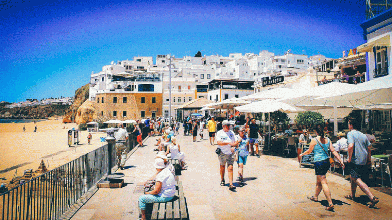 Imagem de Covid-19: Britânicos antecipam saída do Algarve com receio de quarentena – associação hoteleira