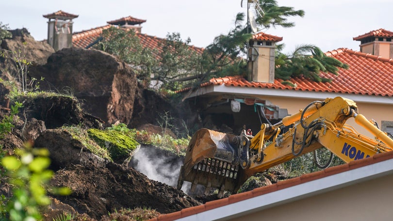 Imagem de Corpos de vítimas de deslizamento de terras em Esposende resgatados dos escombros