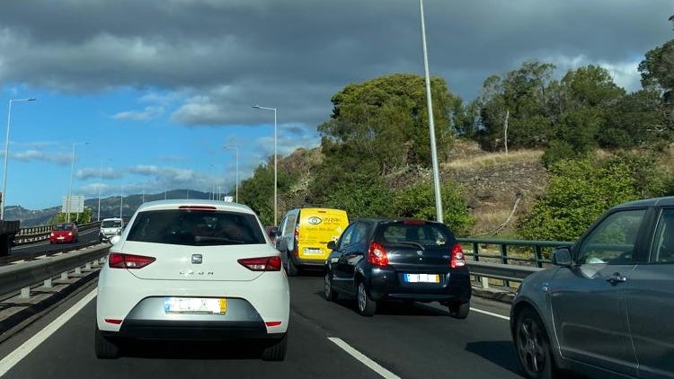 Imagem de Acidente em cadeia causa congestionamento na Via Rápida