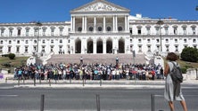 Manifestantes concentrados junto à Assembleia da República