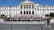 Manifestantes concentrados junto à Assembleia da República