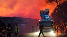 Imagem de Incêndio combatido por 70 bombeiros (vídeo)