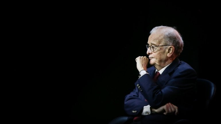 Imagem de Jorge Sampaio internado com dificuldades respiratórias