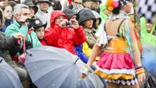 Imagem de Carnaval com alguma chuva, vento, e temperatura mais baixa