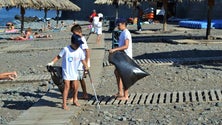 Imagem de Recolha de lixo na praia da Ribeira Brava
