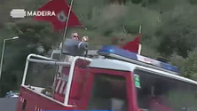 Imagem de Padre do Curral das Freiras fez visita pascal num carro dos bombeiros (Vídeo)
