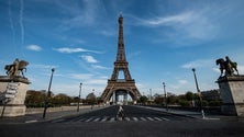 Imagem de Covid-19: Número de hospitalizações continua a descer em França