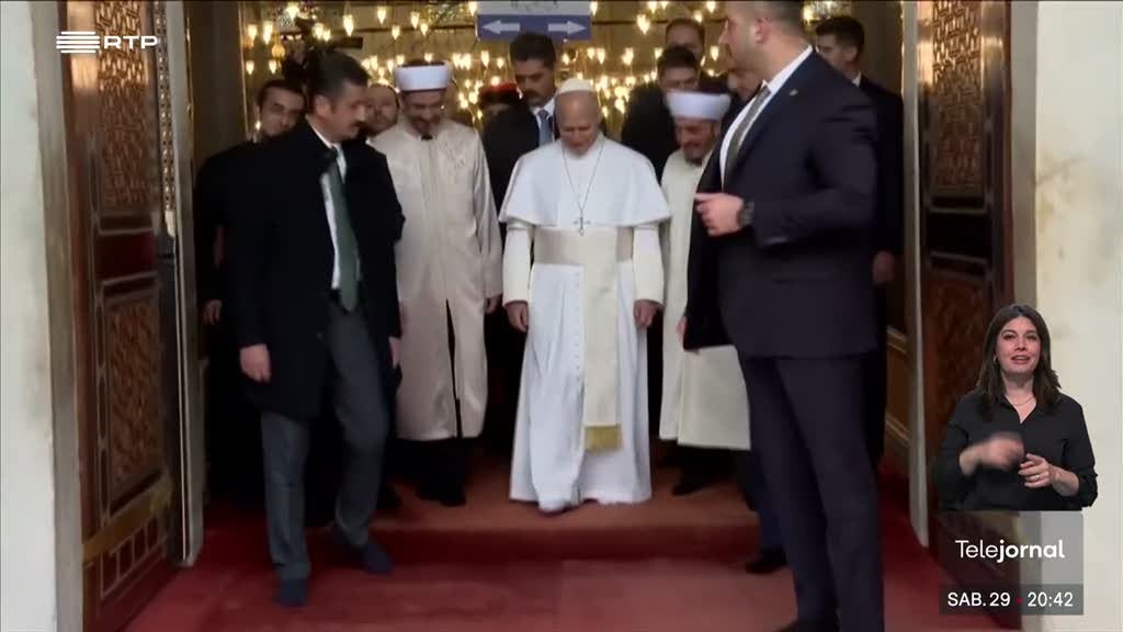 Leão XIV na Turquia. Papa tira sapatos mas não reza na mesquita azul