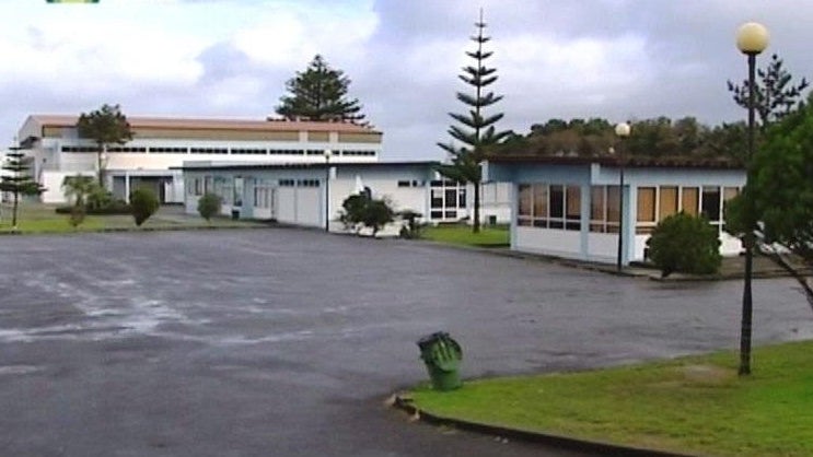 Imagem de Pandemia força encerramento de mais escolas em São Miguel