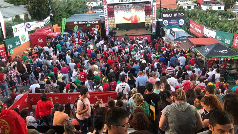 Imagem de Três vezes Ronaldo a 300 metros da casa do `craque` no Funchal