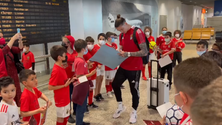 Imagem de Jovens benfiquistas premiados na chegada da equipa à Madeira (vídeo)