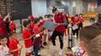 Imagem de Jovens benfiquistas premiados na chegada da equipa à Madeira (vídeo)