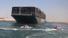Imagem de Navio que bloqueou canal do Suez retoma viagem