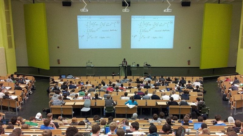 Imagem de Governo quer máscaras nas universidades