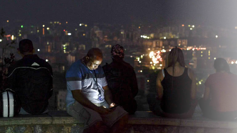 Imagem de População da Venezuela procura sinal de telemóvel para tentar saber notícias dos familiares