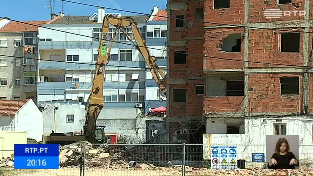 Seixal. Come�aram as demoli��es no Bairro da Jamaica