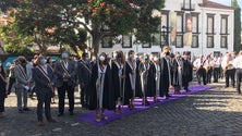 Imagem de Sessão solene arranca na Praça do Município