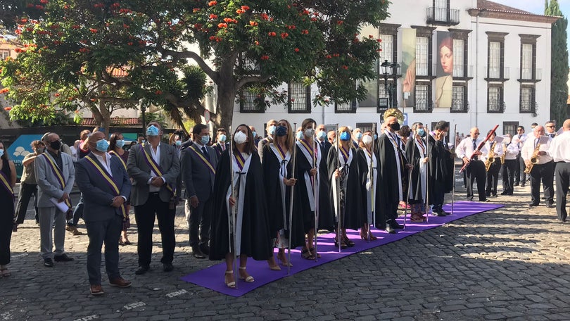 Imagem de Sessão solene arranca na Praça do Município