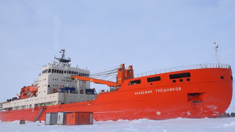 Conheça o navio russo que passou a norte da ilha do Porto Santo