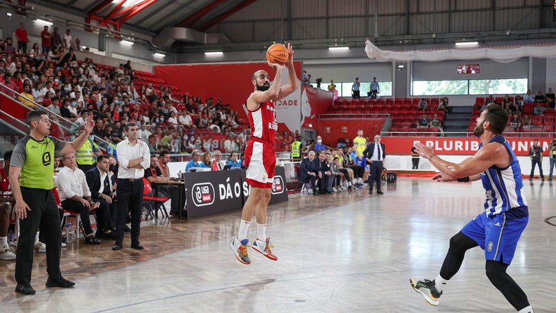 Benfica volta a vencer FC Porto e fica a um triunfo do título de basquetebol