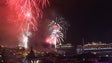 Fogo-de-artifício encheu Funchal de luz e cor apesar da ameaça constante de chuva