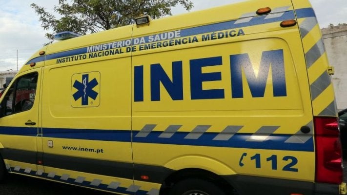 Imagem de Três pessoas soterradas após queda de muro
