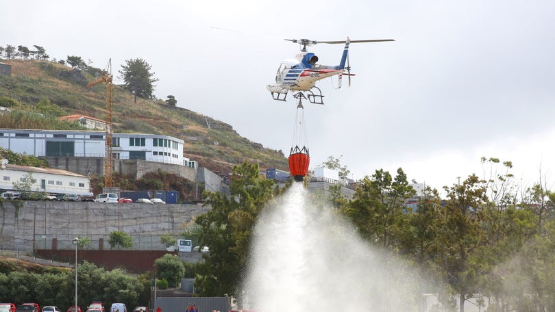 Imagem de Madeira vai investir 2 ME para ter helicóptero de combate a incêndios todo o ano