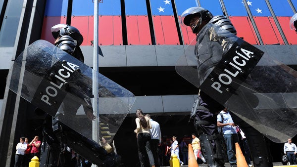 Imagem de Dez polícias venezuelanos detidos pela morte de dois indígenas que reclamavam alimentos