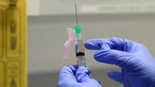 Imagem de Covid-19: Bruxelas fecha acordo para compra de possível vacina da AstraZeneca