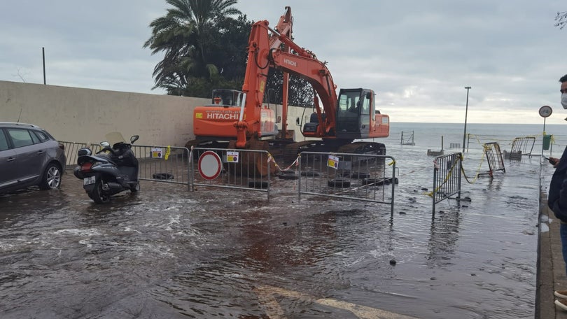 Imagem de Mau tempo suspende trabalhos