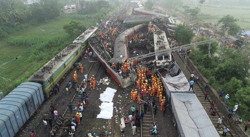 Acidente ferroviário na Índia já contabilizou 280 mortos