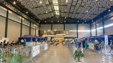 Imagem de Corrida aos centros de vacinação continua (áudio)