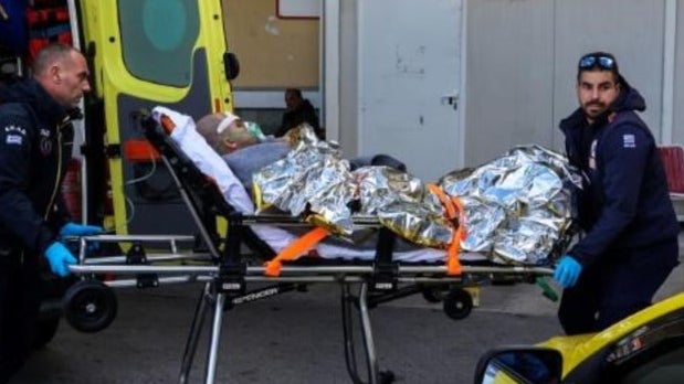Imagem de Operação para salvar 12 dos 14 tripulantes de navio que naufragou na Grécia