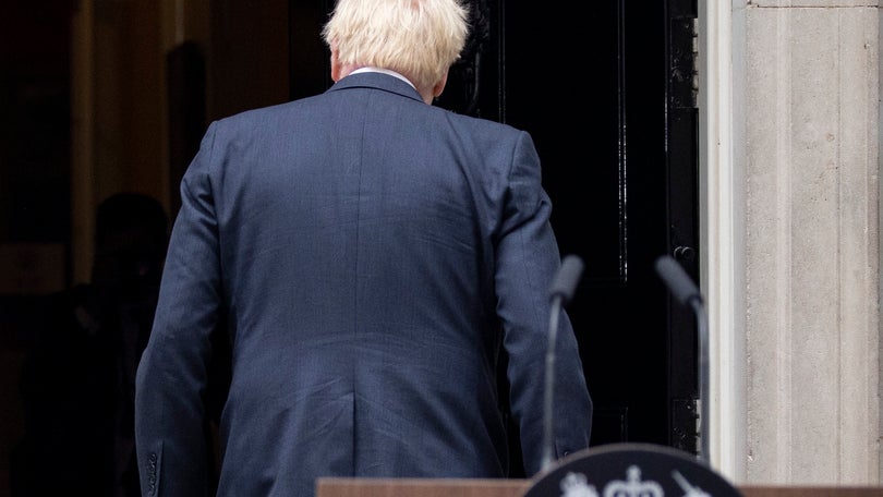 Boris demite-se como líder conservador e fica como primeiro-ministro até ser substituído