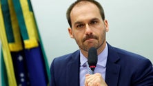 Imagem de Oposição pede retirada de mandato a filho de Bolsonaro por gozar com jornalista torturada