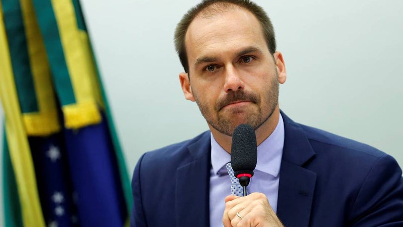 Imagem de Oposição pede retirada de mandato a filho de Bolsonaro por gozar com jornalista torturada